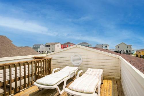 Paws Awhile By Oak Island Accommodations