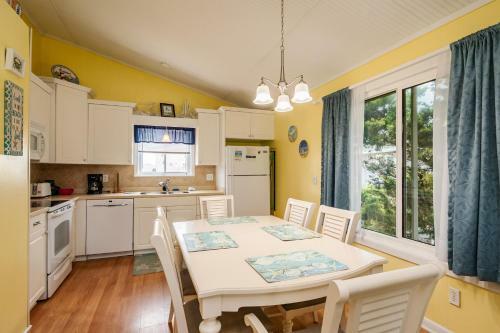Paws Awhile By Oak Island Accommodations