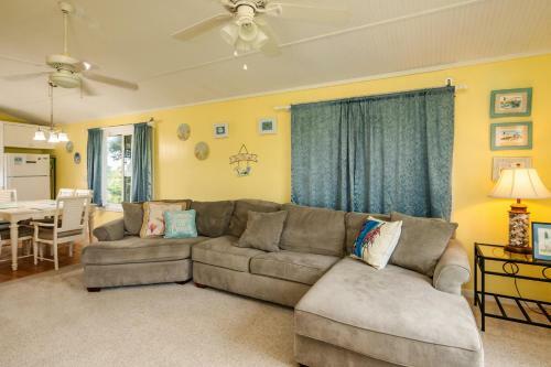 Paws Awhile By Oak Island Accommodations