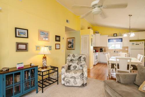 Paws Awhile By Oak Island Accommodations