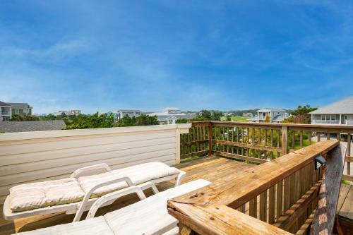 Paws Awhile By Oak Island Accommodations