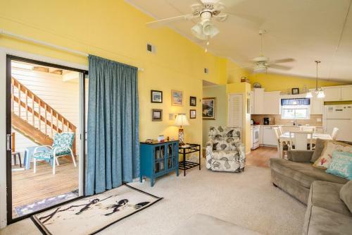 Paws Awhile By Oak Island Accommodations
