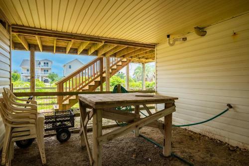 Paws Awhile By Oak Island Accommodations
