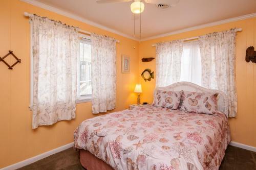 Paws Awhile By Oak Island Accommodations