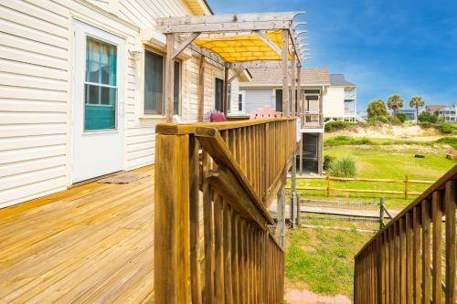 Paws Awhile By Oak Island Accommodations
