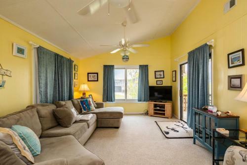 Paws Awhile By Oak Island Accommodations