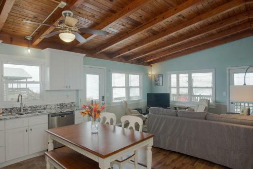 Salt Life By Oak Island Accommodations