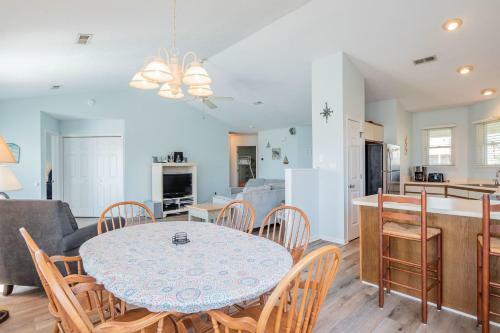 Dolphin Waves By Oak Island Accommodations