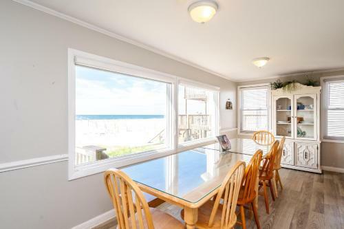 Daze At Sea By Oak Island Accommodations