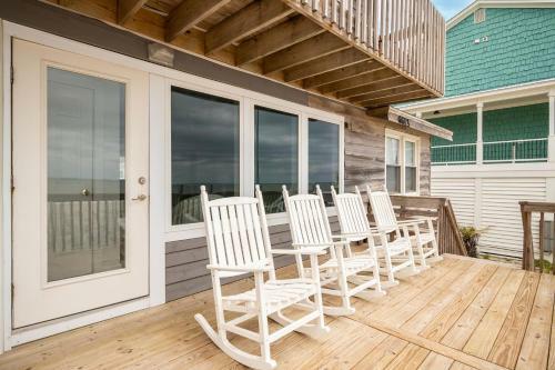 Re Juvenated By Oak Island Accommodations