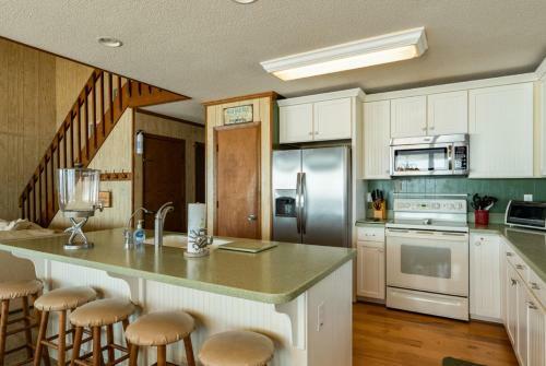Paradise On Poles By Oak Island Accommodations