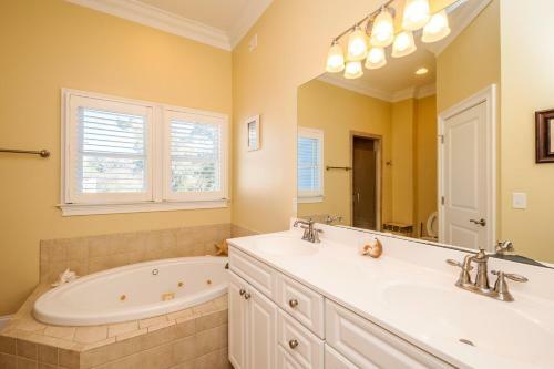Rey Del Mar By Oak Island Accommodations