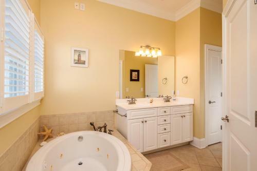 Rey Del Mar By Oak Island Accommodations