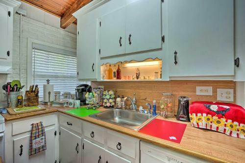 Cottage With Pool Access Less Than Half-mi To Golfing!