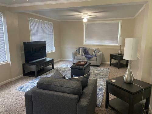 Cozy, Spacious, Great Location To Amenities