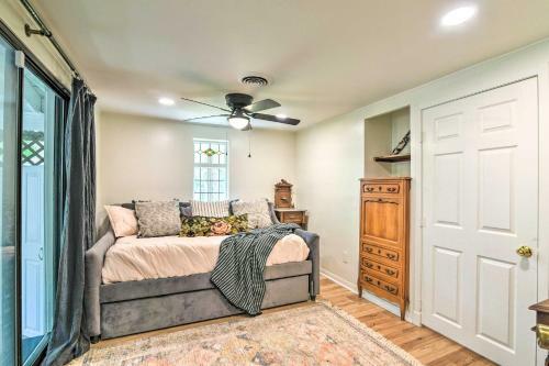 Upscale Dickinson Getaway With Yard On 1 Acre!