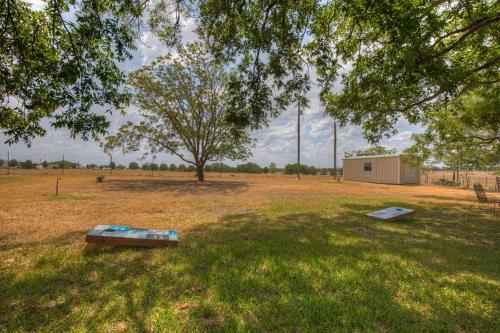 Cozy Combo! Fire Pit, Bbq, Ping Pong And Cornhole!