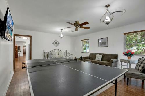 Cute Haus With Outdoor Seating, Bbq, And Fire Pit!