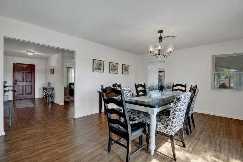 Cute Haus With Outdoor Seating, Bbq, And Fire Pit!