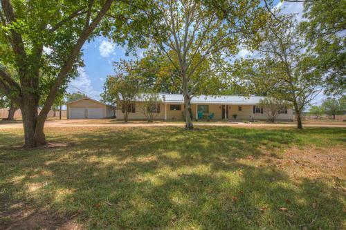 Cute Haus With Outdoor Seating, Bbq, And Fire Pit!