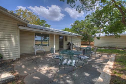 Cute Haus With Outdoor Seating, Bbq, And Fire Pit!