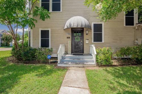 Downtown Victoria Luxury Large Home 3 Br 2.5 Ba