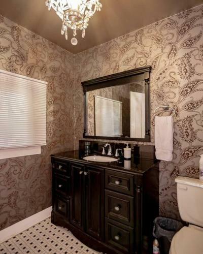Downtown Victoria Luxury Large Home 3 Br 2.5 Ba
