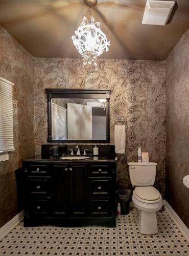 Downtown Victoria Luxury Large Home 3 Br 2.5 Ba