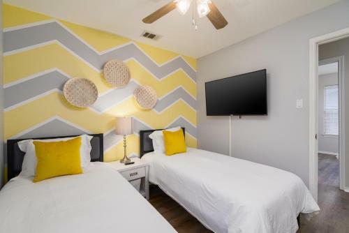 Perfect! Entire House- 6 Flags- Fiesta Texas- Seaworld