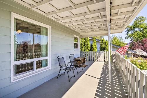 Scenic Bremerton Getaway With Spacious Deck!