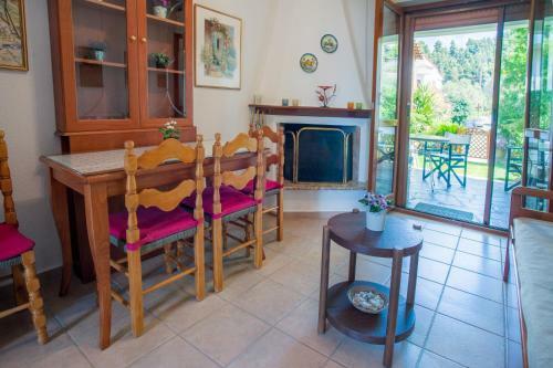 Casa Costa For 7 Guests Near Fourka Beach