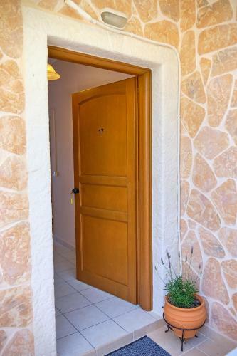Hostal Houmis Apts & Studios