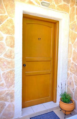 Hostal Houmis Apts & Studios
