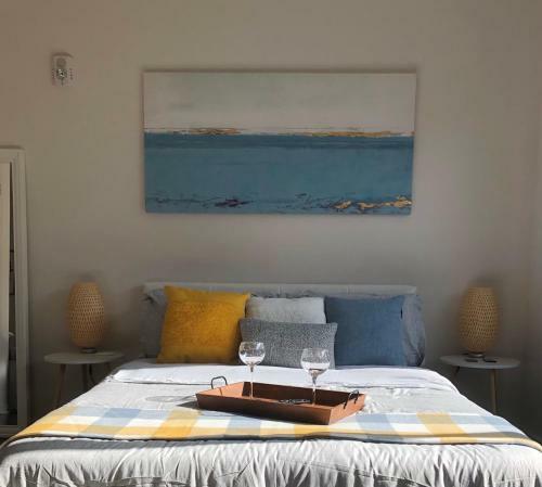 Bed & Breakfast Stylish, Smart Broad Ripple Studio Getaway