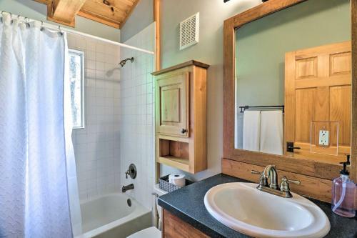Cozy Retreat With Deck And Sapphire Resort Access!