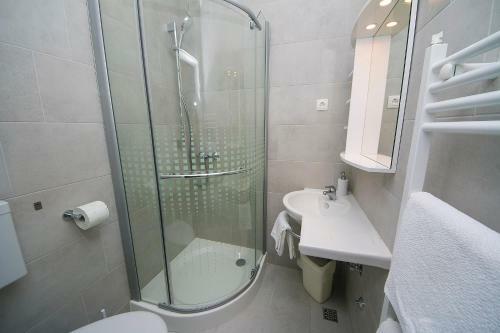 Adria Brela Apartments