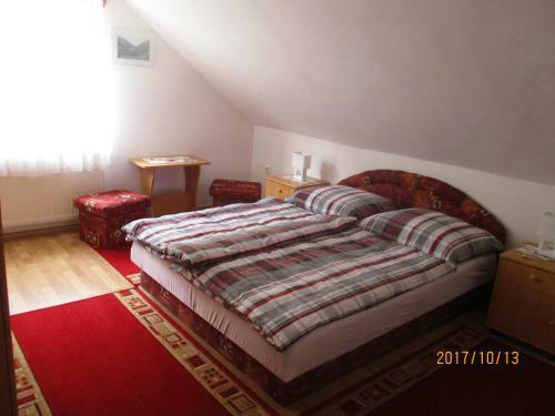 Holl� Vend�gh�z