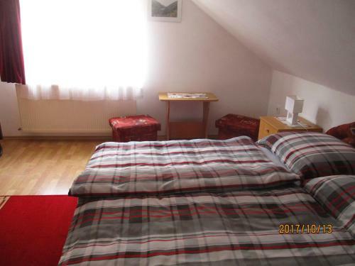 Holl� Vend�gh�z