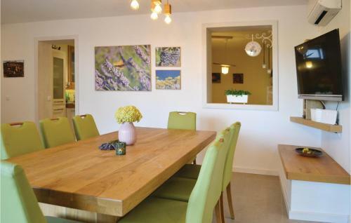 Four-bedroom Holiday Home In Svirce