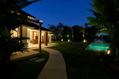 Amazing Villa With Pool And Huge Lawn