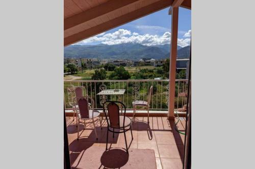 Sunny Apartment With Mountain View