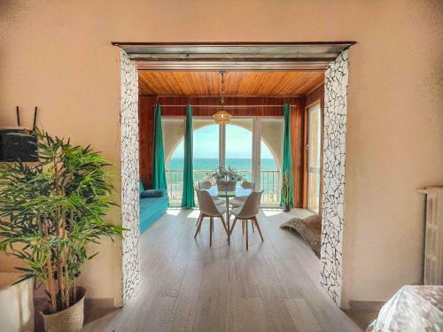 Athena Sea Front Apartment, Parking & Pool