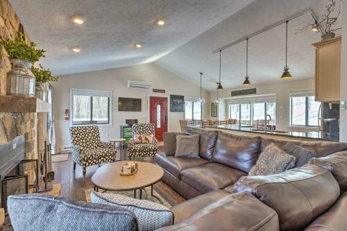 Bright Wintergreen Resort Home Deck And Grill!