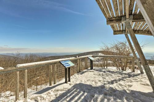 Bright Wintergreen Resort Home Deck And Grill!