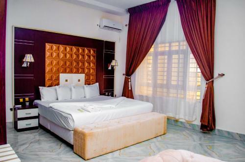Hotel Crispan Suites & Event Centre