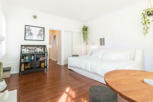 Apartamento Sunny Boho Chic West Hollywood Flat!