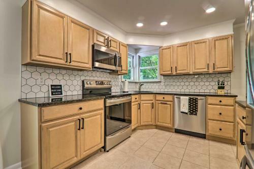 Luxury Pocono Home With Deck, Walk To Lake Harmony!