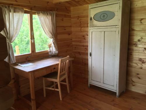 Lodge Cozy Wood Hut On The Farm