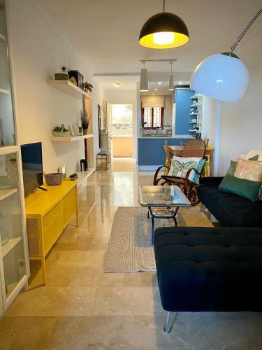 Books, Pool & Terrace Apartment