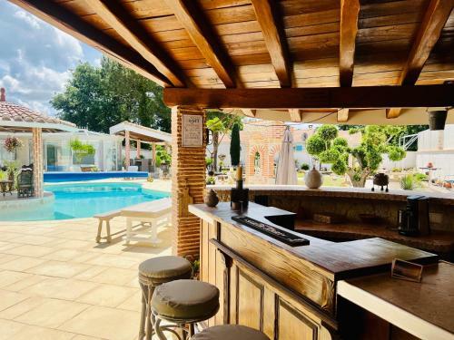 Bed & Breakfast Le Mas Des Mathes, Chambres D'h�tes, Studios